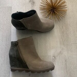 Sorel Joan of Arctic 2 tone sage olive green bootie Zips for easy on/off. Size 6